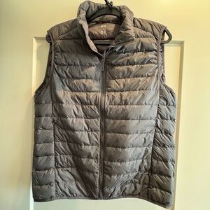 Uniqlo Puffer Vest Gray with travel sack